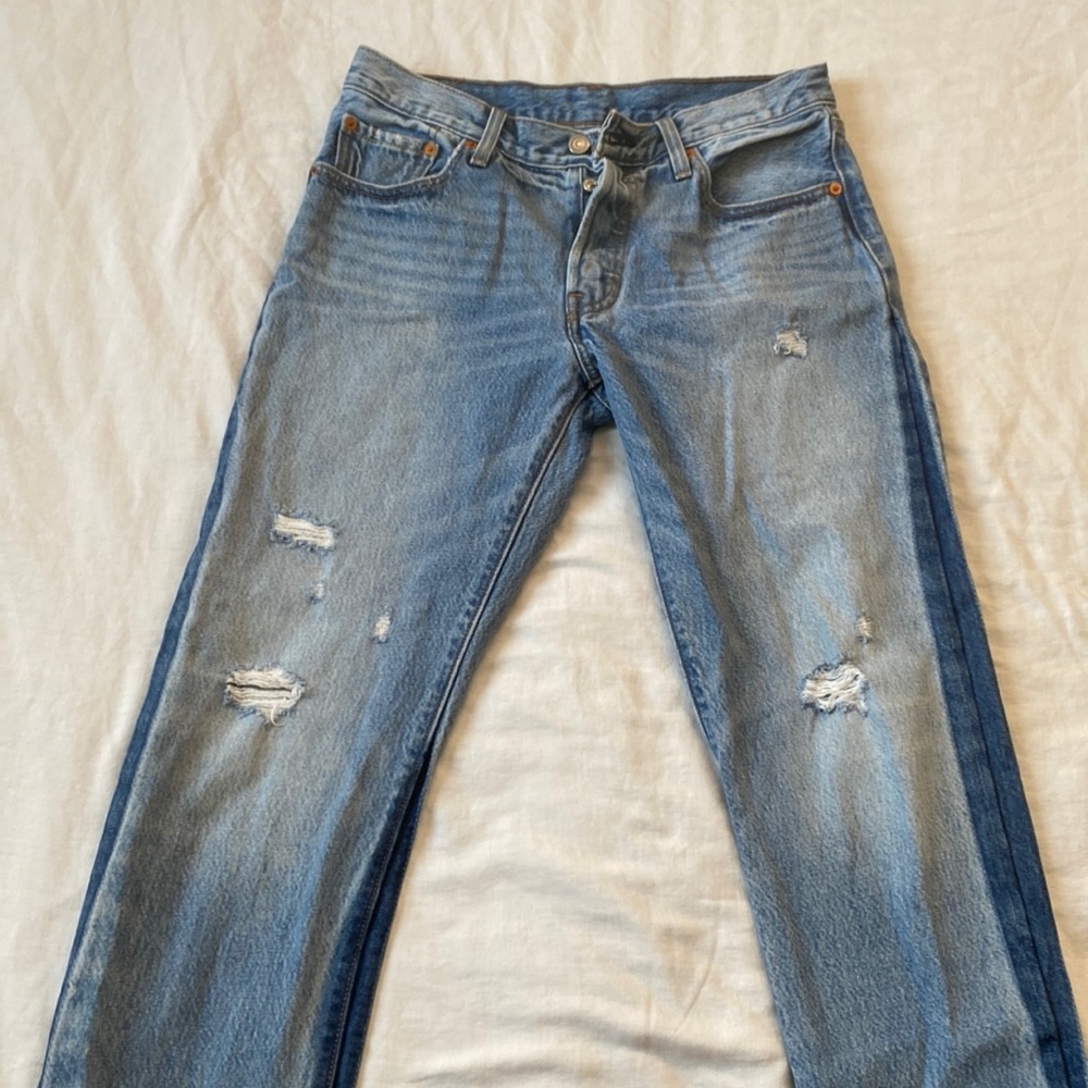 Levi 501 cropped light wash with dark was sides straight leg style